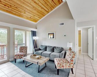 Rockport Racquet & Yacht Club - Coastline Condo - Rockport - Living room