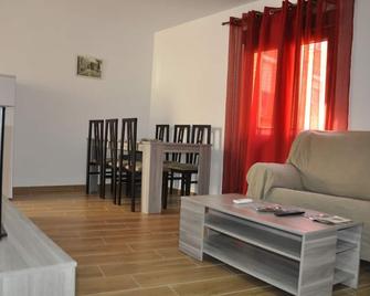 Completely Renovated House With Free Wifi - Toledo - Olohuone