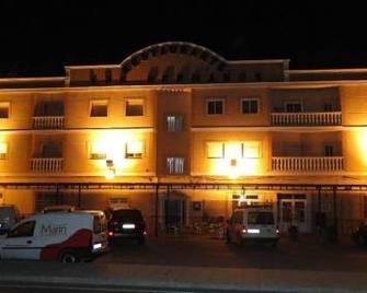 Hostal Los Hermanos - Baza - Edificio