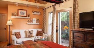 Four Kachinas B&B Inn - Santa Fe - Living room