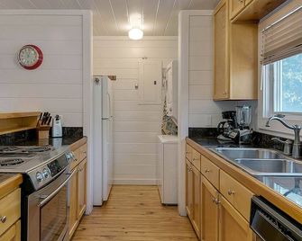 Beautiful Seaside Cottage, Sports Club, Sleeps 6 + Free Attraction Tickets! - Seaside - Kitchen