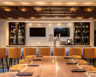 DoubleTree by Hilton Kitchener - Kitchener - Bar