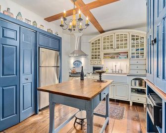 Waterfront Guest House Bed & Breakfast on the Delaware River in Bucks County - Upper Black Eddy - Kitchen