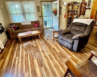 Horse Lover's Hideaway - cabin located near mountain and river activities! - Shenandoah - Living room