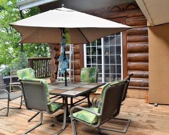 Le petit Montebello et maison sur la plage Kayaks, rafting, raquettes - Grenville - Patio