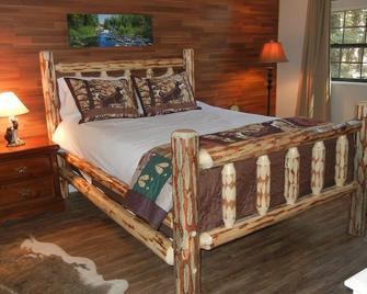 Rustic (But Modern!) Cabin in the Woods - Pioneer - Bedroom