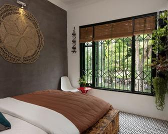 Central Location with Wide Window and Roof-top Garden - Hanoi - Schlafzimmer