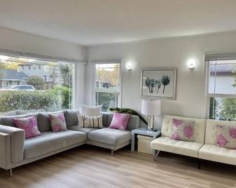 A Gem! Executive Brand New Entire House close to Westfield & Apple Campus - San Jose - Living room