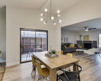 Spacious Bright And Modern Home With Pool - Dallas - Dining room