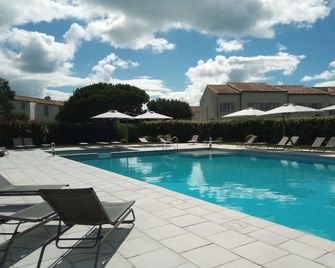 5-person house in thalasso therapy private residence with free WIFI - Ars-en-Ré - Басейн