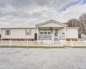 3 bed 2 bath with office room-with futon bed on Weiss Lake - with community ramp & dock - Centre - Edificio