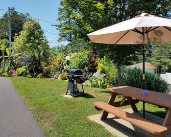 Bay Top Motel - Laconia - Patio