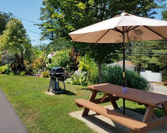Bay Top Motel - Laconia - Patio