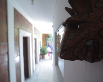 Yellow House Hostel B&B - Antigua Guatemala - Pasillo