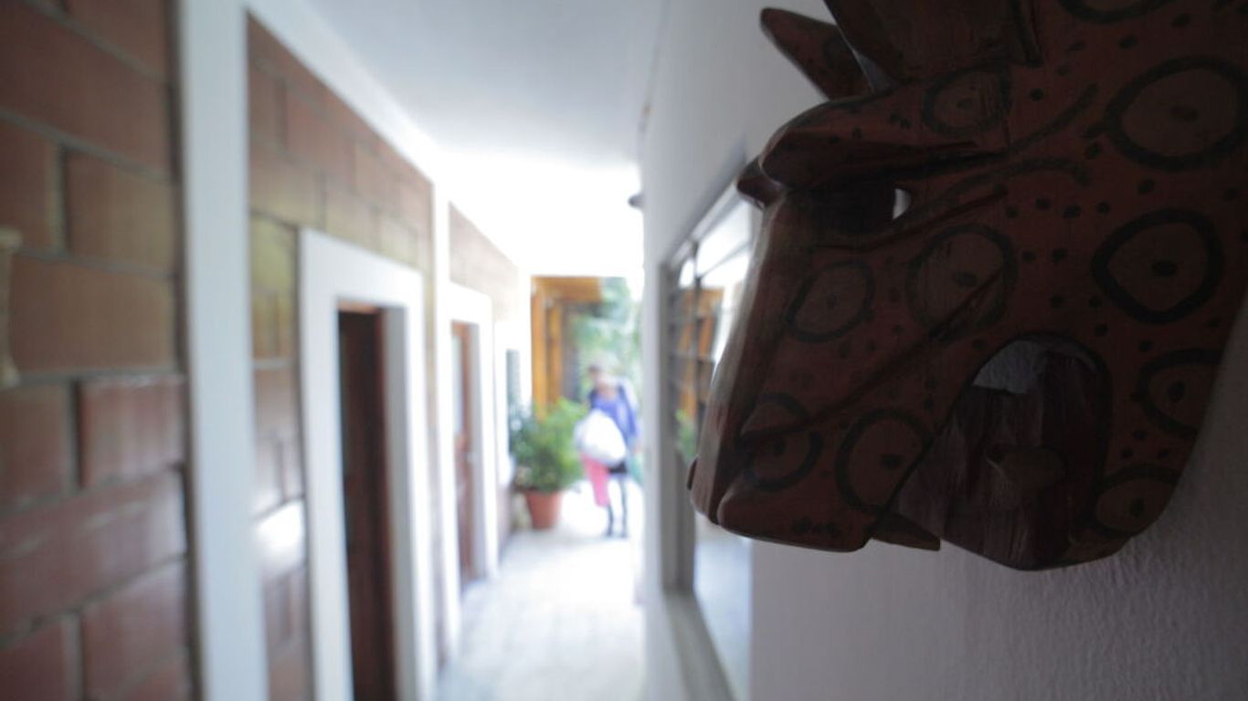 Yellow House Hostel B&B