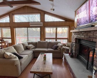 Good Vibes Chalet With Private Hot Tub & Sauna in Saw Creek Private Community - Bushkill - Salon