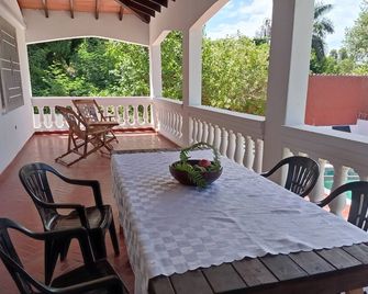 Beautiful colonial-style house a step away from the center of Aregua - Areguá - Balcón