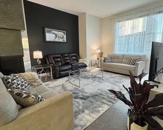 Modern House with Aurora Views - Yellowknife - Living room