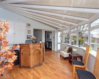 The Glenerne Guest House - Eyemouth - Front desk