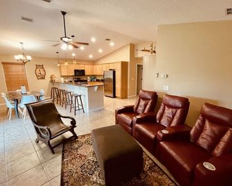 Spacious 4 Bedroom 3 Full Bath Easy Drive Ocala National Parks & Amazing Springs - Palatka - Obývací pokoj