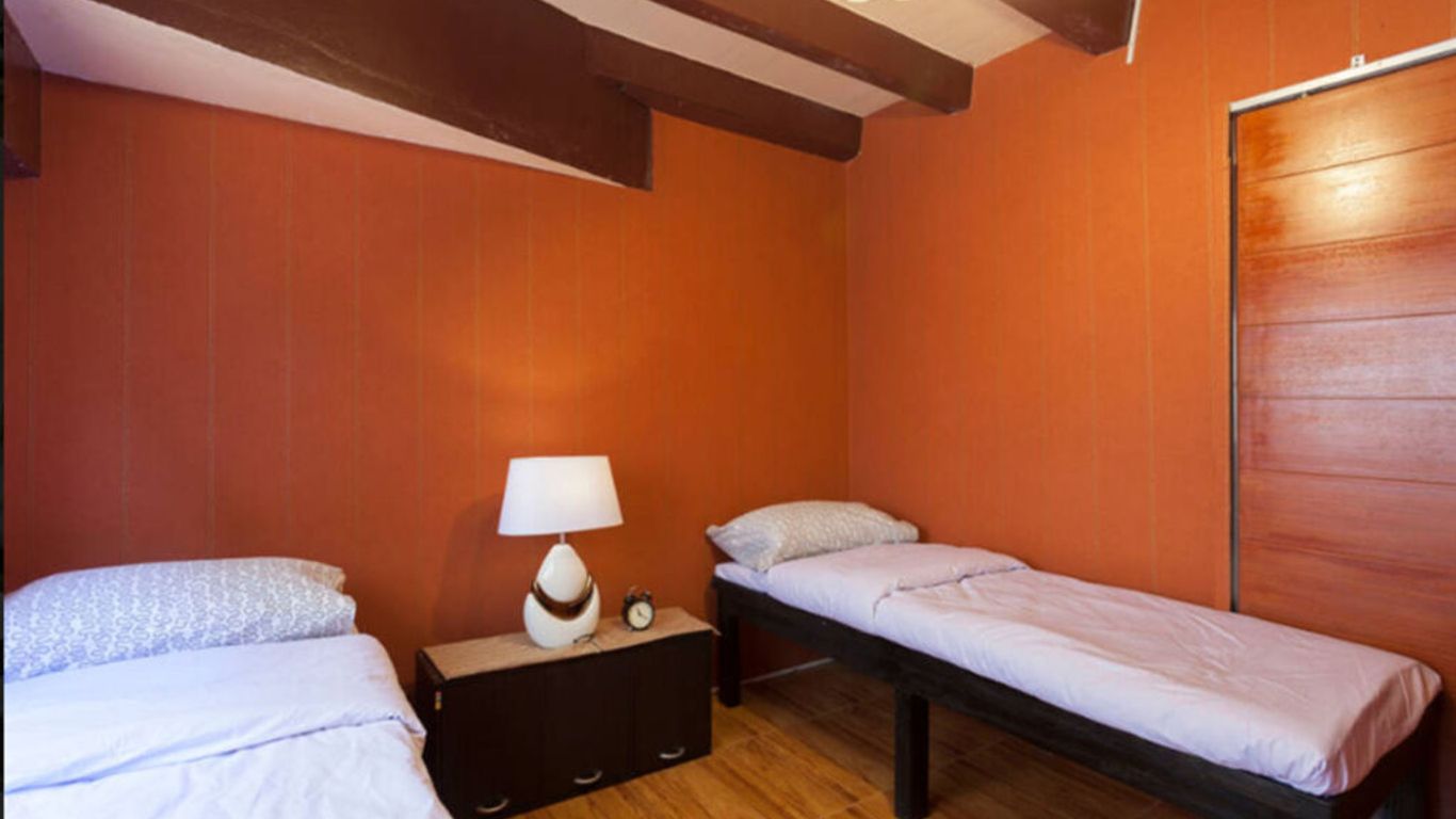 รอว์ โฮสเทล