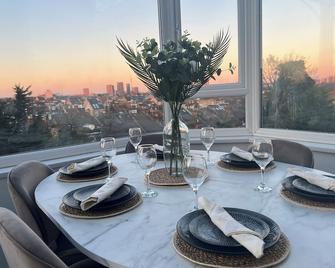 Stunning Large 4 Bedroom Victorian Home - London - Dining room