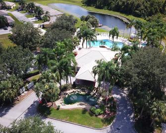 Gem Of Lake Marion! Beautiful 3 Bedroom With King Beds, Hd & Internet - Poinciana - Edificio