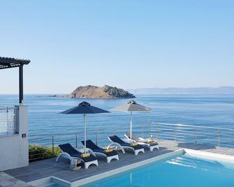 Eleia Seafront Rooms & Villas - Petra - Piscină
