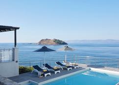 Eleia Seafront Rooms & Villas - Petra - Pool