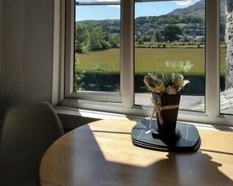 Bluebird Lodge and Waterhead Apartment - Coniston - Dining room