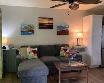 #41 Turtle Hut at Punalu`u Black Sand Beach Most 5 Star Ratings - Pahala - Living room