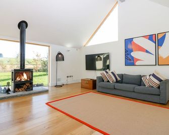 THE LODGE, pet friendly, with open fire in Westhill - Westhill - Living room
