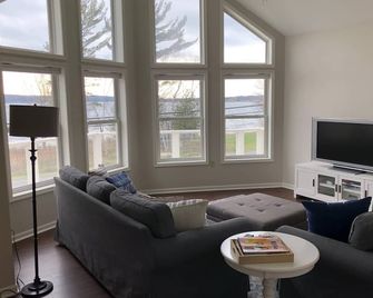Waterfront Lake House - Portage Lake - 4 Beds, 3 Baths, Private Dock, Kayaks - Manistee - Wohnzimmer