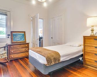 Steps to Inkwell Beach: Victorian Home! - Vineyard Haven - Habitación