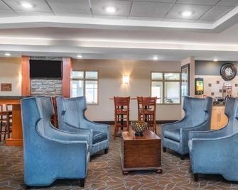AmericInn by Wyndham Winona - Winona - Area lounge