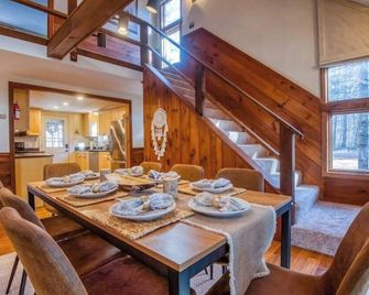 2 miles to downtown North Conway. Close to Ski Resorts, Game Room - Conway - Essbereich