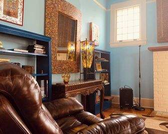 Historic Charm- Modern Amenities Downtown Brownsville. Close To Spi, Space X - Brownsville - Living room