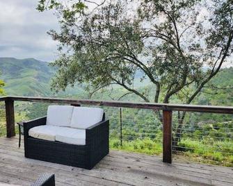 Lazy Hog Inn located on a Spacious Ranch - 10 Miles to Pinnacles National Park - Paicines - Balcony