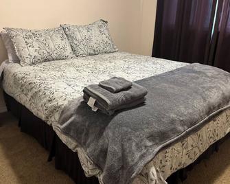 Bright, spacious 3-bedroom suite close to downtown. - Moose Jaw - Bedroom
