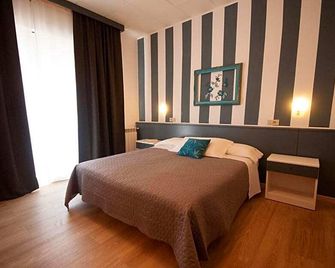 Hotel Crystal - קאורלה - חדר שינה