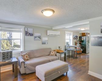 Pet-Friendly Chattanooga Duplex in NorthShore! - Chattanooga - Living room