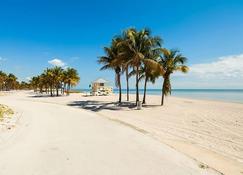 Seaside Retreat! Spacious Suite w/ Private Beach Access, Outdoor Pool, Parking - Key Biscayne - Plajă