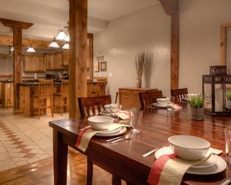 Within 1 hour of Yellowstone National Park - Sleeps up to 30 - Ashton - Dining room