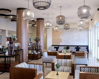 Palu Golden Hotel - Palu - Area lounge