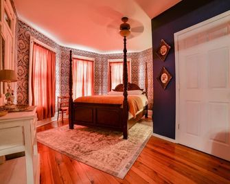Historic Victorian - Walkable to Downtown Cape Girardeau - King Bed - Fast Wifi - Cape Girardeau - Bedroom