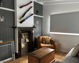 Sunflower House, a cozy cabin at Lake Wentworth - Wentworth Falls - Salon