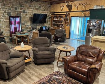 3-bedroom barndominium at historic Pratt Farm Lodge on 500 acres in Smyrna, DE - Smyrna - Lounge