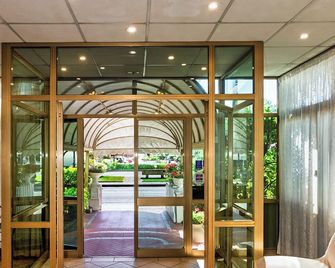 Hotel Ambasciatori - Marina Di Pietrasanta - Recepción