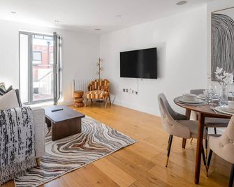 Modern 2br | Pet-Friendly, Fast Wi-Fi, Netflix - Camberley - Living room