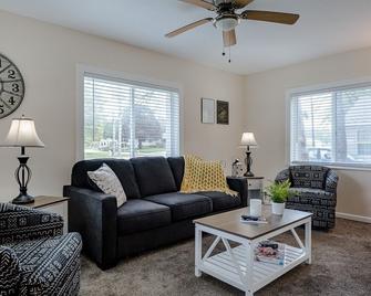 Betz Bungalow - Norton Shores - Muskegon - Living room